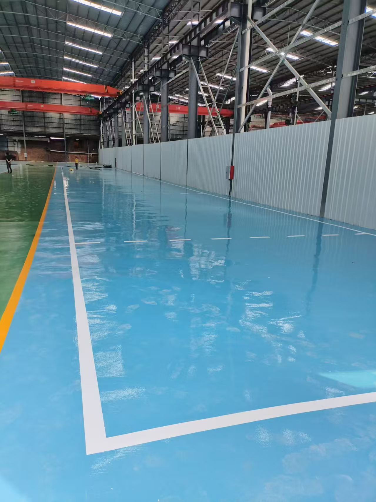 Final self-leveling epoxy finish coat application presenting a perfectly smooth and glossy uniform surface